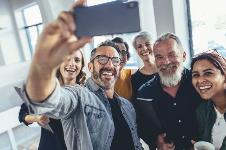 Freudiges Führungsteam beim Selfie als Symbol für Innovationskultur - TOM SPIKE