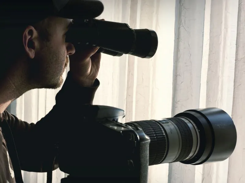 Mann mit Fernglas und Kamera als Sinnbildl für Produktideen durch Beobachtung - TOM SPIKE